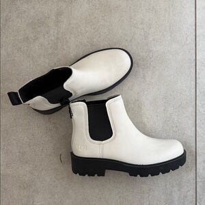 UGG Women's White Chelsea Lug Booties